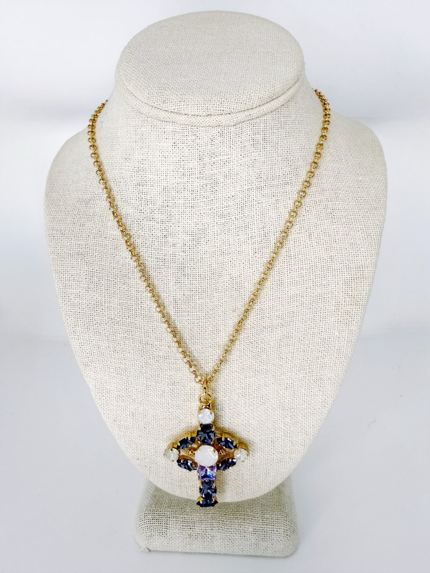 MonnaLuna Short Cross Necklace