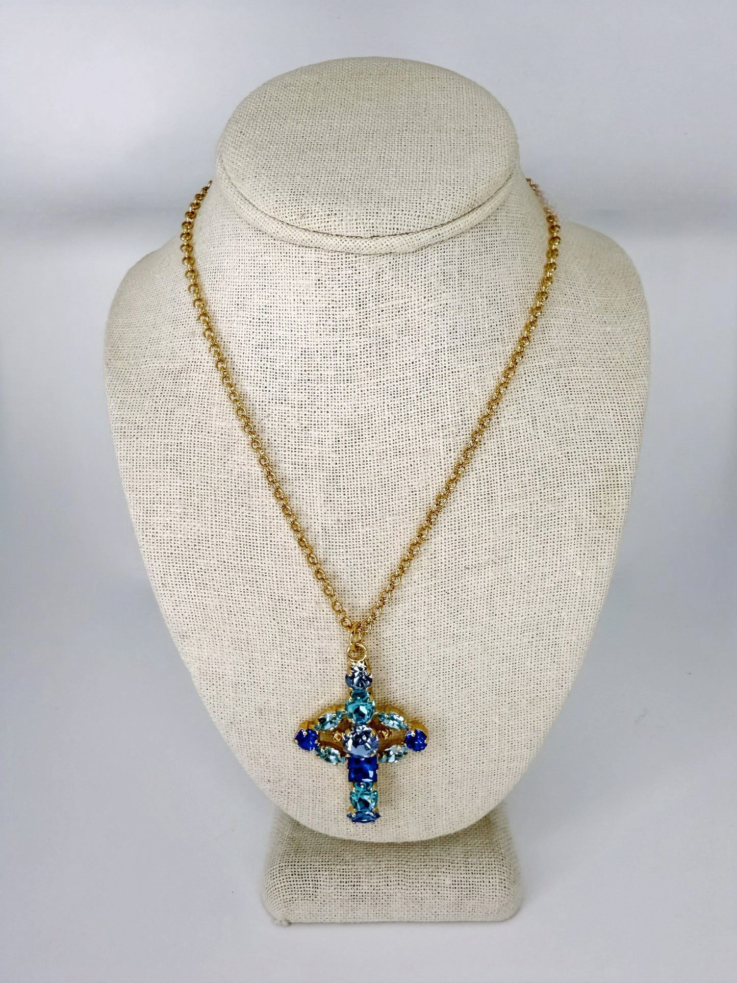 MonnaLuna Short Cross Necklace